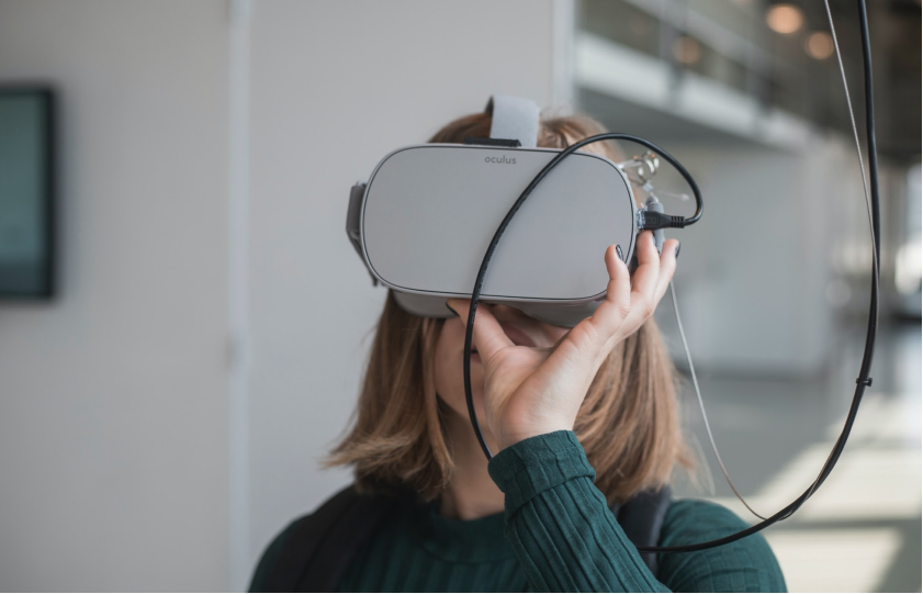 Donna che osserva il Digital Twin con visore per la realtà aumentata - Tecnorex: Innovazione Digitale & Product Simulation.