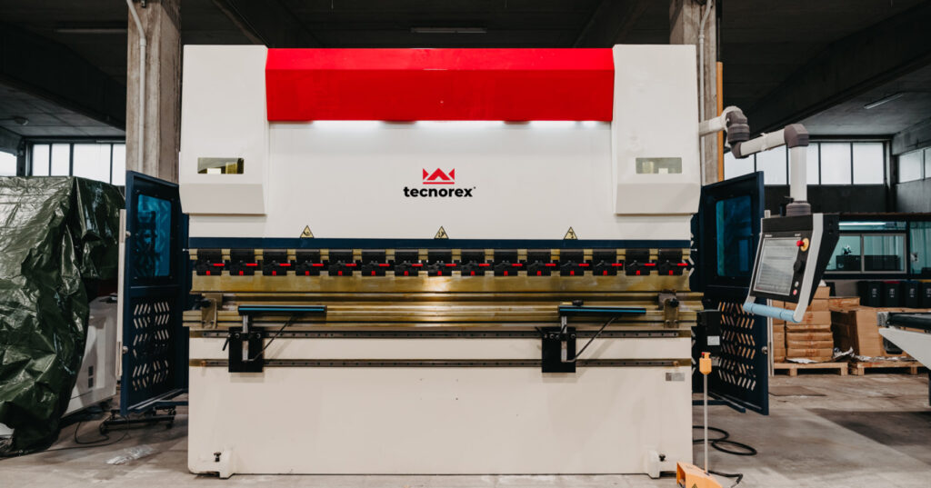 Pressa piegatrice CNC automatica con logo in evidenza - Tecnorex Case History per la Linea di Produzione Lavorazione Metalli.